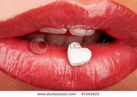 stock-photo-heart-shaped-pill-on-red-woman-s-lips-47542423 - Buze1