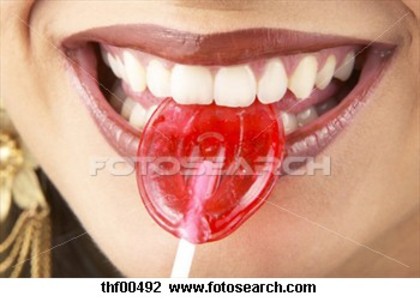 young-woman-eating_~THF00492 - Buze1