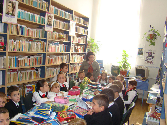 DSC04062 - La biblioteca scolii