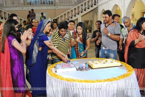 218139_211267712236515_121899731173314_804512_1205956_n - YRKKH 600 Episodes Celebration