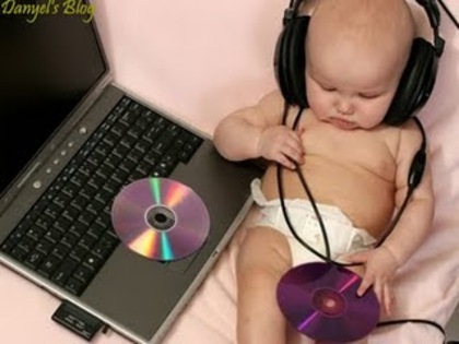 bebe pasionat de muzica