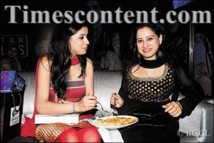 Neha%20Saroopa-Pooja%20Joshi[2]
