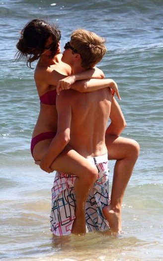 Selena-Gomez-Justin-Bieber-Kiss-Hawaii-Vacation-Photos-1 - poze cu justin bieber