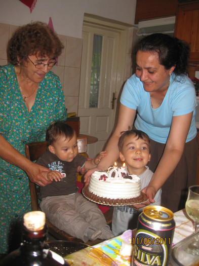 eu, mama mea (bunica lor) si piticii; ziua bunicului
