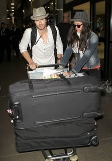 ian-somerhalder-nina-dobrev-LAX-07062011-03 - Ian si Nina in aeroportul din Los Angeles