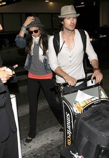 ian-somerhalder-nina-dobrev-LAX-07062011-09 - Ian si Nina in aeroportul din Los Angeles