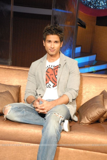 41496-shahid-kapoor-in-the-show-lift-kara-de