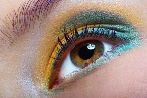 galben-%u015Fi-albastru-ochi-umbra