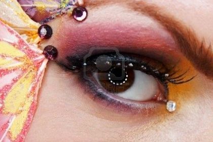 7144130-creative-fantasy-eye-makeup-with-pink-and-yellow-eyeshadow-macro-shot - Ochi2