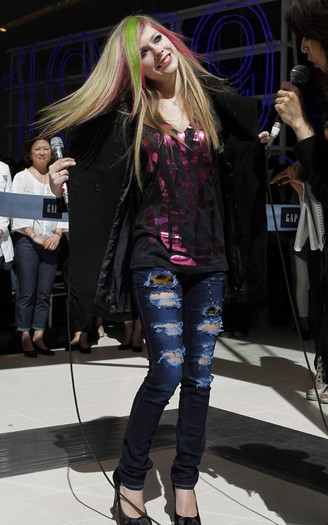 avril-lavigne-gap-030311-6