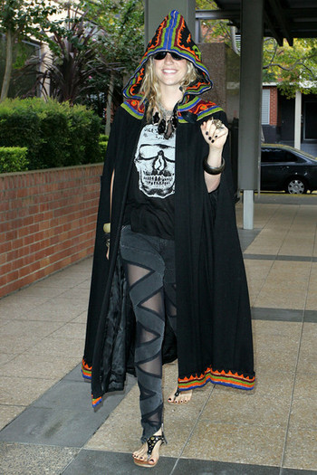 Kesha+Sandals+Studded+Sandals+ixxdlblRH0Ql - KeShA