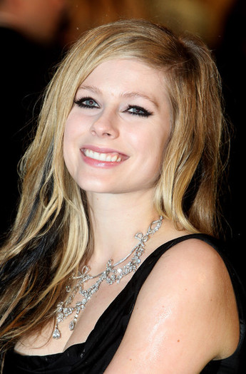 Alice+Wonderland+Royal+World+Premiere+Outside+mm-JyRnrkQil - AvRiL LaViGnE