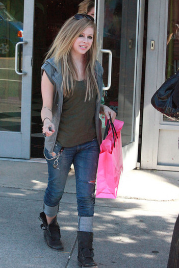 Avril+Lavigne+Shopping+Melrose+Ave+AdqZ6S33QoIl