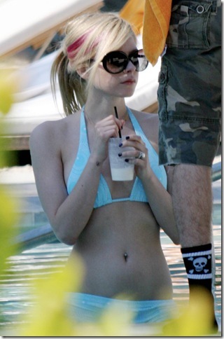 Avril-lavigne-bikini3_thumb[4]