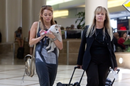 normal_002 - At LAX Airport With Her New Puppy