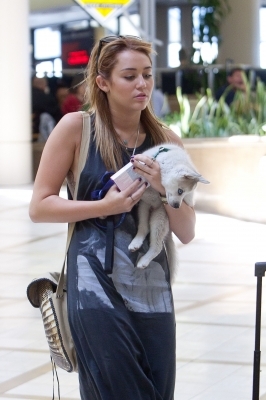 normal_009 - At LAX Airport With Her New Puppy