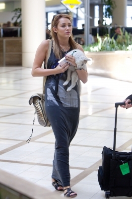 normal_011 - At LAX Airport With Her New Puppy