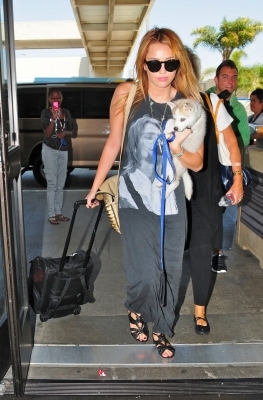 normal_014 - At LAX Airport With Her New Puppy