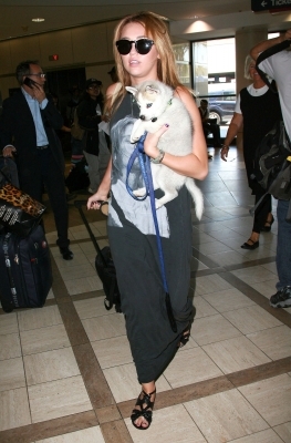 normal_066 - At LAX Airport With Her New Puppy