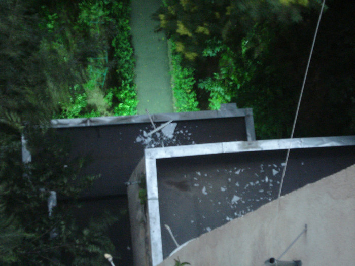 S-AU SPART GEAMURILE DE PE PALIER - FURTUNA IN BUCURESTI