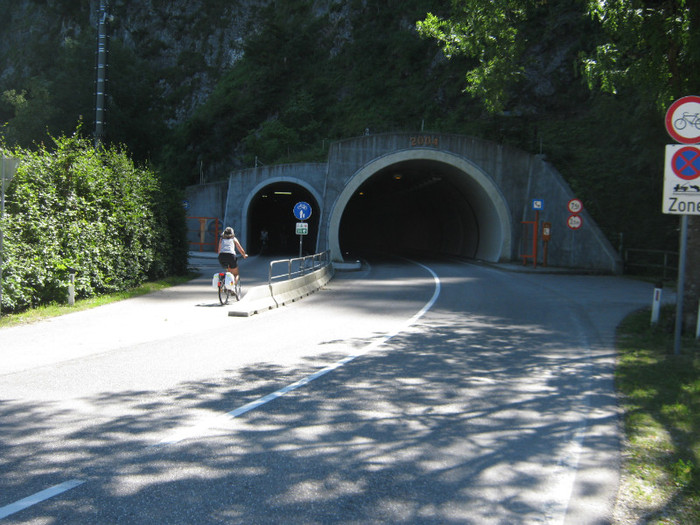 trecem prin tunel pt-biciclisti - Hotel-service cazare ieftina in Austria