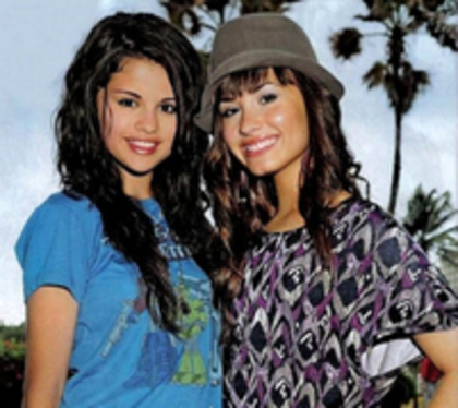 18970175_XWVKKGMOX - selena and demi