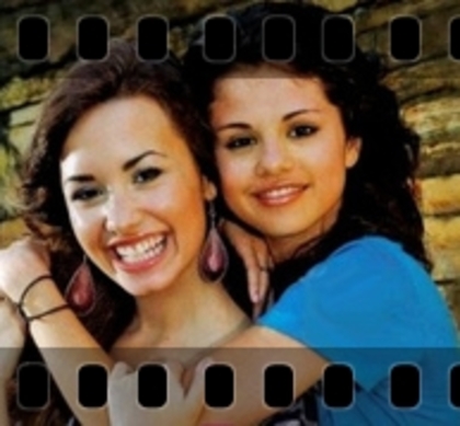 IZBDPAWBWYATGUDZXPR - selena and demi