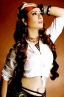 23285906_JPMZAQHNW - malin kapoor