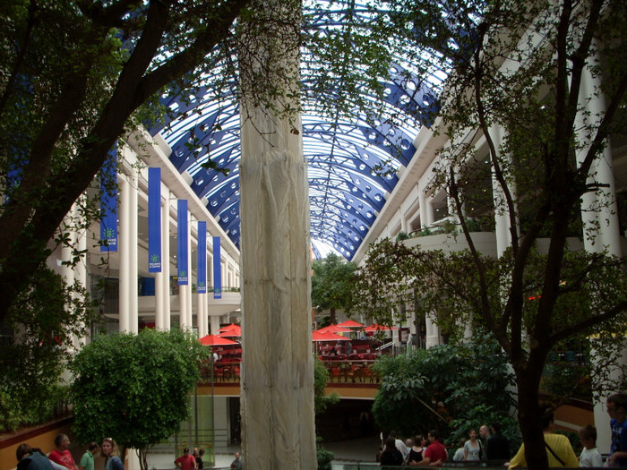 Photo 791; INTR UN MAGAZIN IMENS IN NANTES
