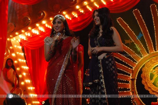 56402-hansika-motwani-and-mouli-ganguly-in-nitya-mahotsav - concursul de dans