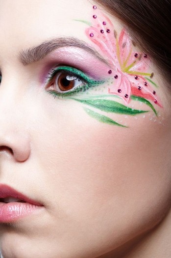 make-up-trends-green-rhinestones-and-flowers_zoom