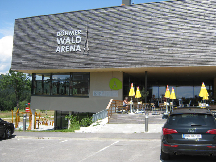 mancam si o inghetata intre timp