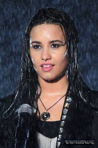 31180_401869774773_345361079773_4076950_5184741_n - club demi lovato