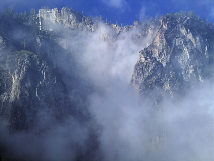 Cliff in Clouds - Iarna