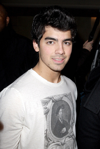 Hot-Joe-joe-jonas-9246158-336-500 - Joe Jonas