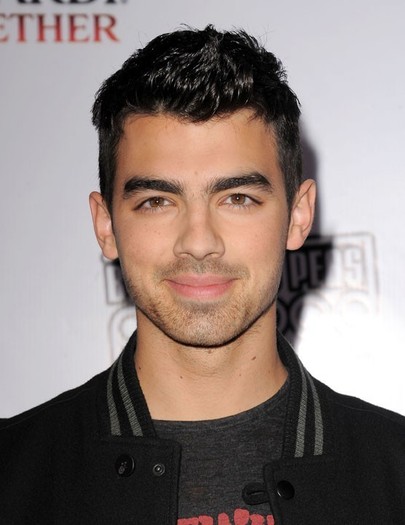 Joe-Jonas-2011-new-photo-joe-jonas-19224242-556-720