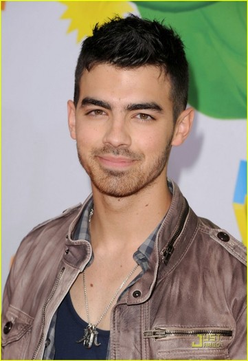 joe-jonas-kca-2011-02