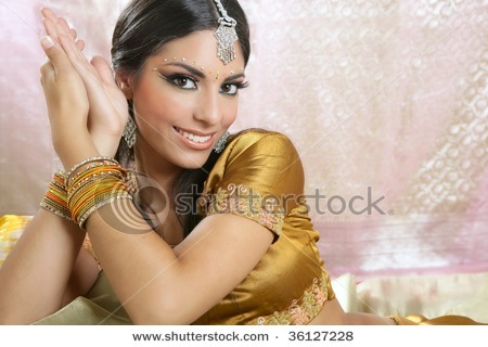 stock-photo-beautiful-indian-brunette-portrait-with-traditional-costume-36127228 - Podoabe indiene