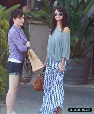 2 - Selena Gomez Has Breakfast With Friends In Malibu