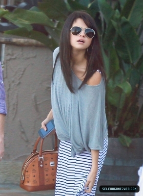 4 - Selena Gomez Has Breakfast With Friends In Malibu