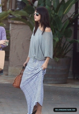 12 - Selena Gomez Has Breakfast With Friends In Malibu