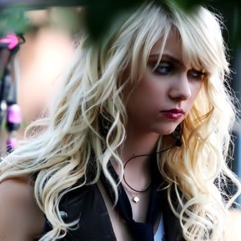 On-Gossip-Girl-Set-August-4-taylor-momsen-7474709-855-1222