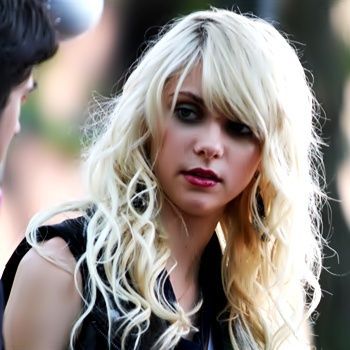 On-Gossip-Girl-Set-August-4-taylor-momsen-7474711-838-1222