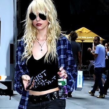 On-Gossip-Girl-Set-August-4-taylor-momsen-7505247-500-865