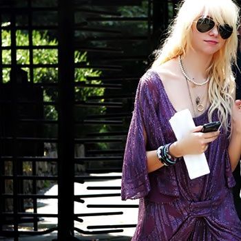 Taylor-Momsen-on-set-Gossip-Girl-August-17-taylor-momsen-7718941-500-800