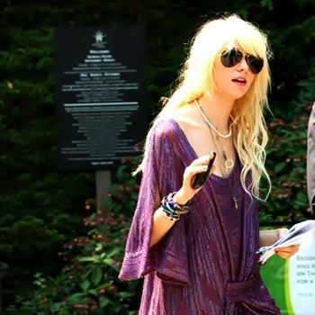 Taylor-Momsen-on-set-Gossip-Girl-August-17-taylor-momsen-7718974-500-800