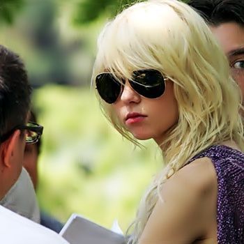 Taylor-Momsen-on-set-Gossip-Girl-August-17-taylor-momsen-7718982-500-800