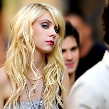 TM-taylor-momsen-7645218-1701-2560