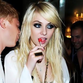 TM-taylor-momsen-8136364-405-567