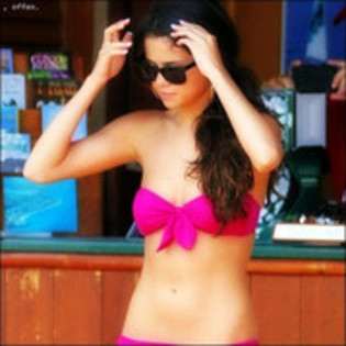 40945206_QDQOGCGQM - Selena Gomez